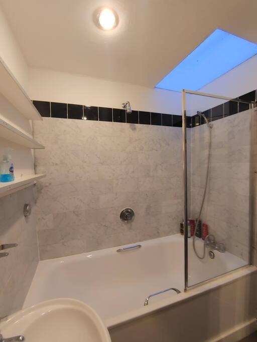 Stylish Apartment Near Carnaby Street, Sleeps 4. London Eksteriør billede