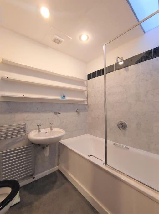 Stylish Apartment Near Carnaby Street, Sleeps 4. London Eksteriør billede